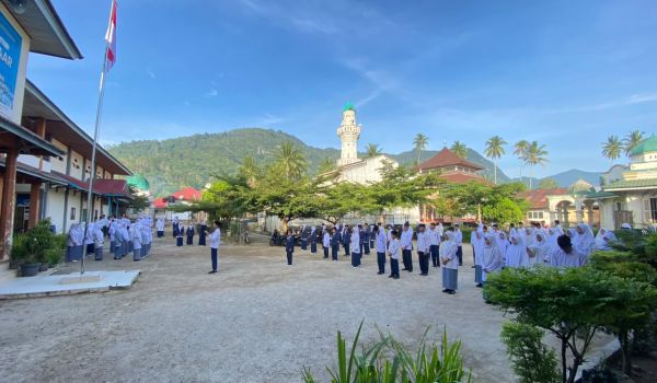 Pengabdian Puluhan Tahun Tuntas, Kanwil Kemenag Sumbar Lepas Dua ASN Purna Tugas